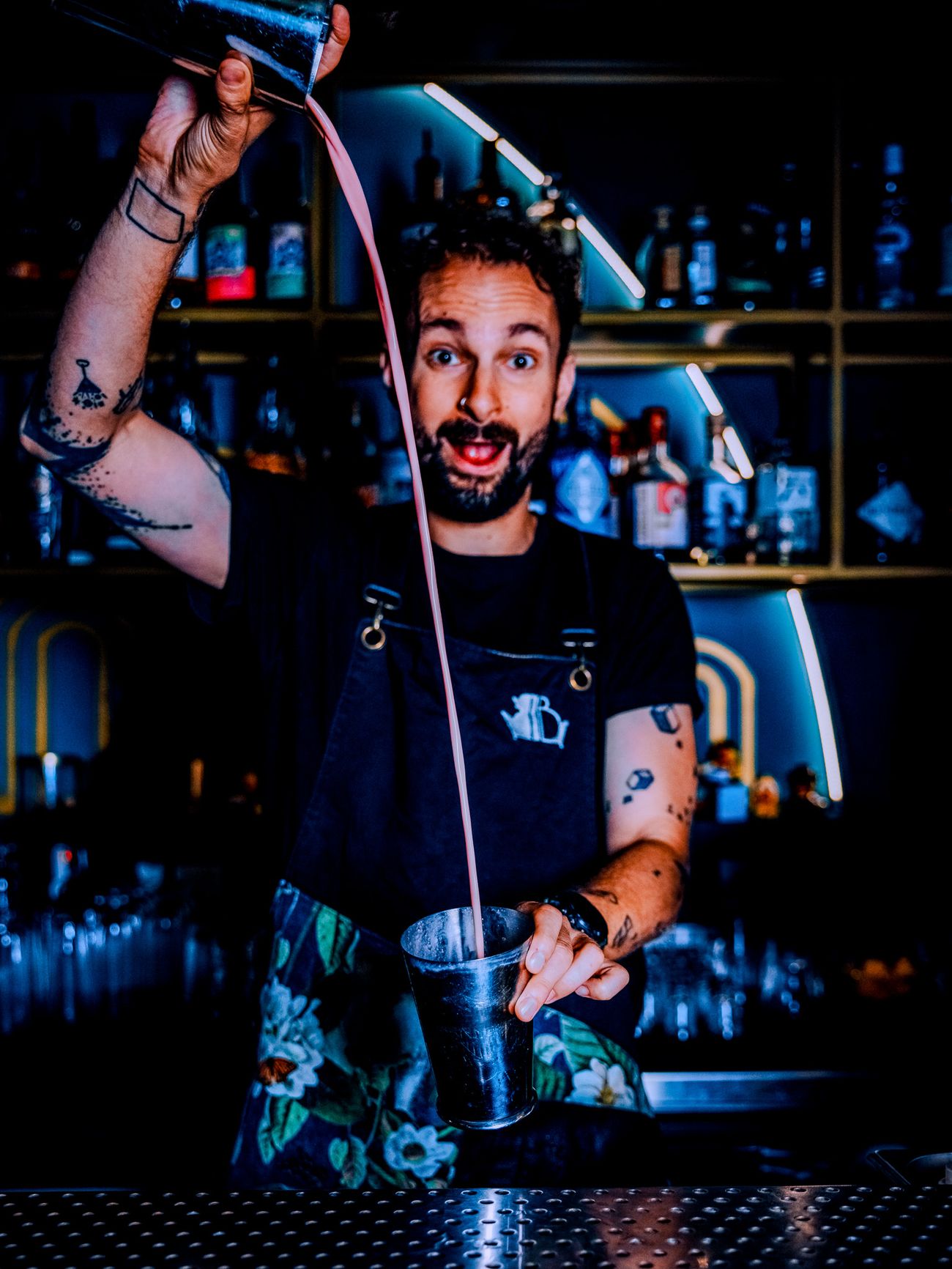 David derrière le bar, en train de verser