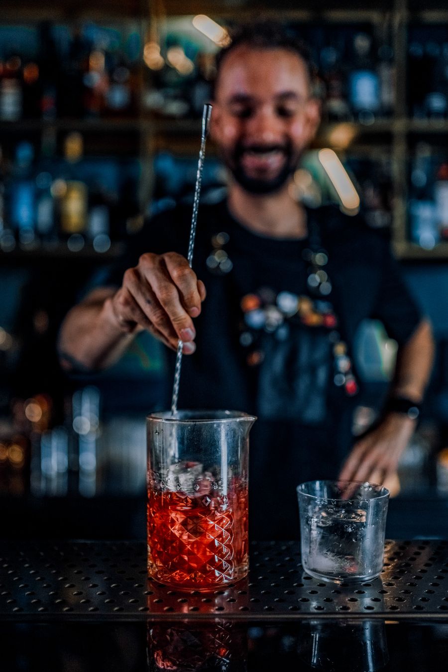 David mélange un cocktail au verre à mélange