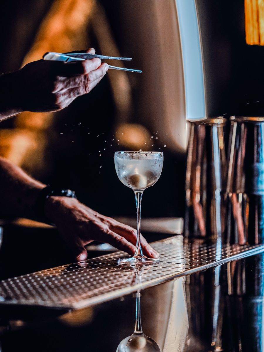 La garniture posée à la pince sur un cocktail